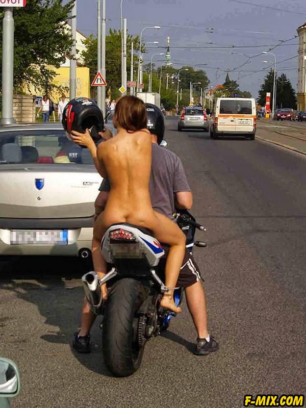 Голая девушка на спортивном мотоцикле... 3