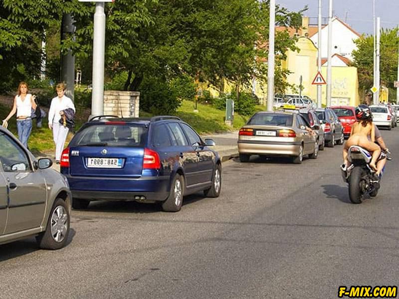Голая девушка на спортивном мотоцикле... 8