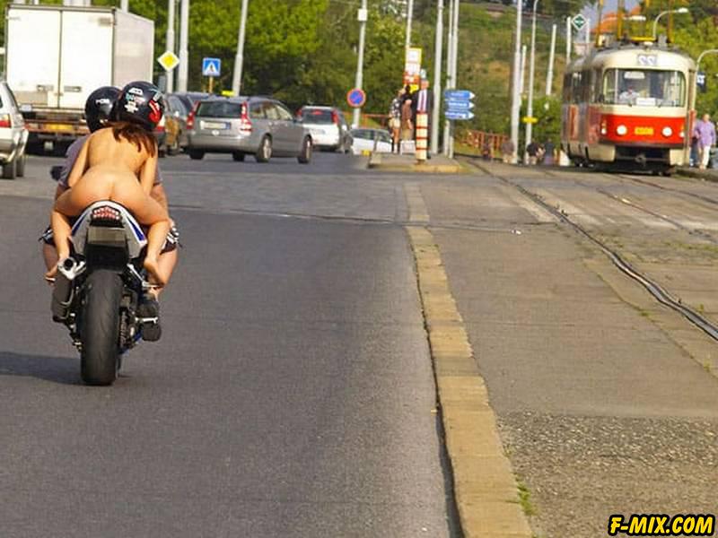 Голая девушка на спортивном мотоцикле... 9