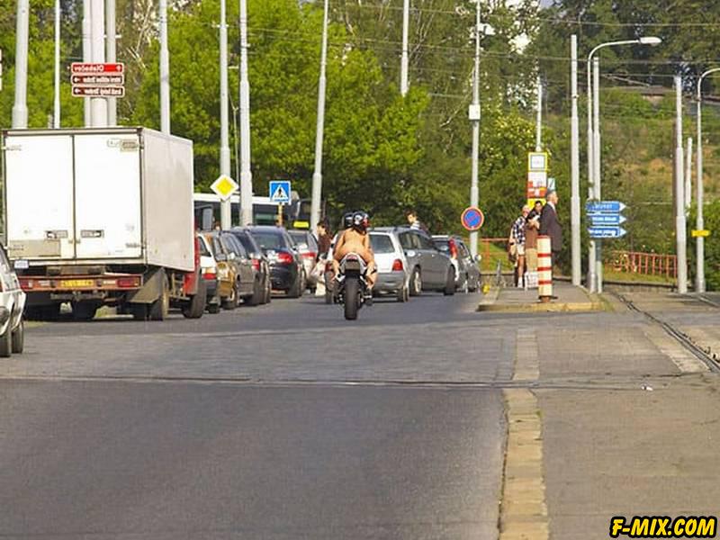 Голая девушка на спортивном мотоцикле... 10