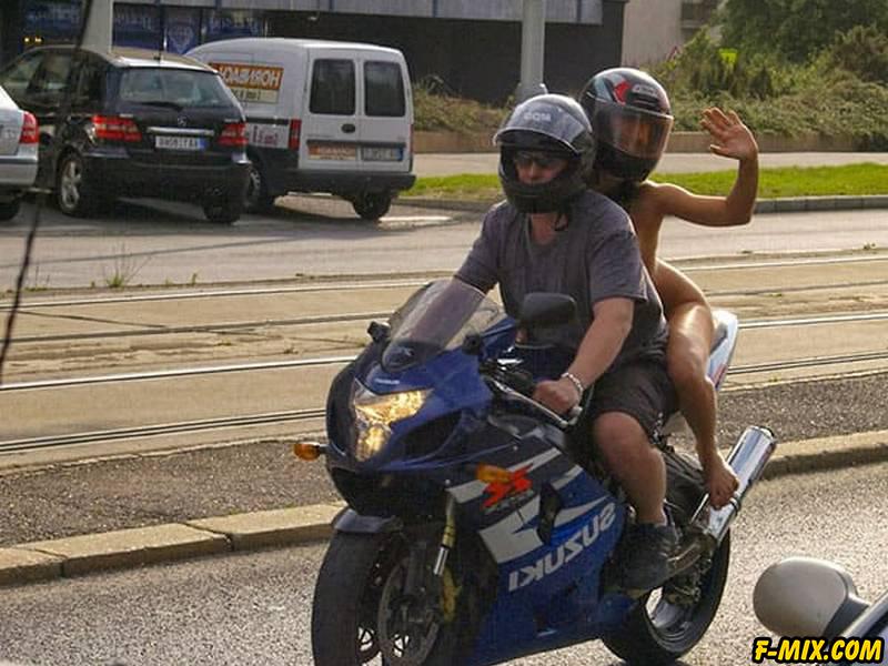 Голая девушка на спортивном мотоцикле... 13