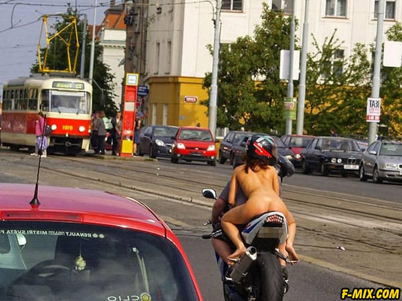 Голая девушка на спортивном мотоцикле... 16