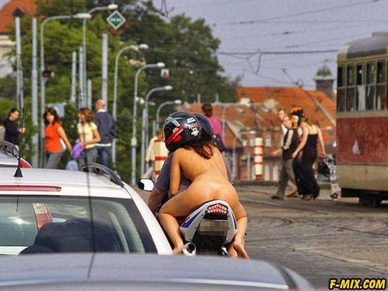 Голая девушка на спортивном мотоцикле... 17