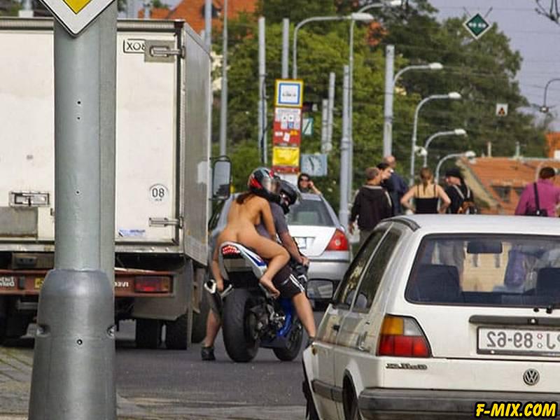 Голая девушка на спортивном мотоцикле... 18