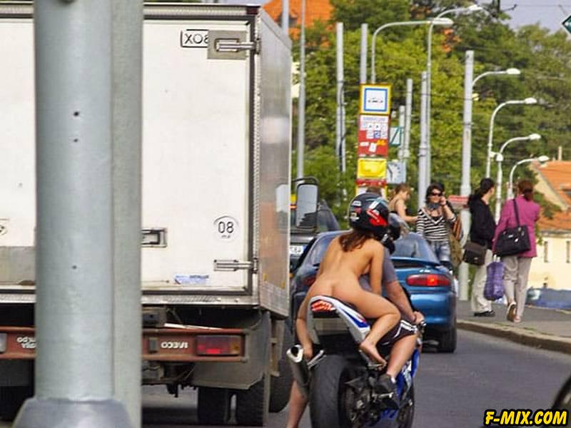 Голая девушка на спортивном мотоцикле... 19