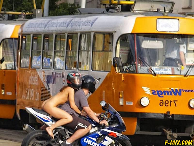 Голая девушка на спортивном мотоцикле... 20