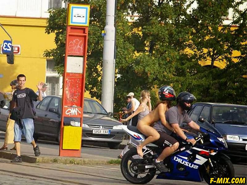 Голая девушка на спортивном мотоцикле... 21