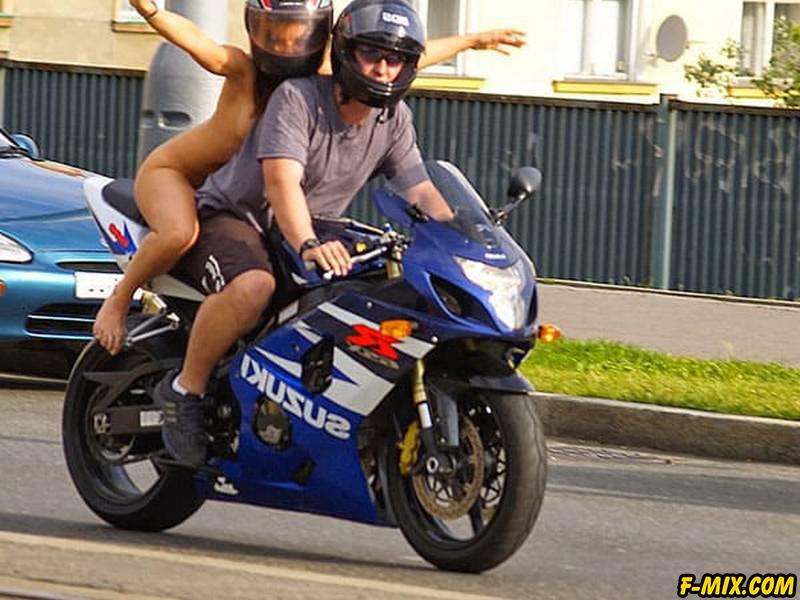 Голая девушка на спортивном мотоцикле... 23