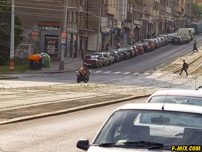 Голая девушка на спортивном мотоцикле... 25