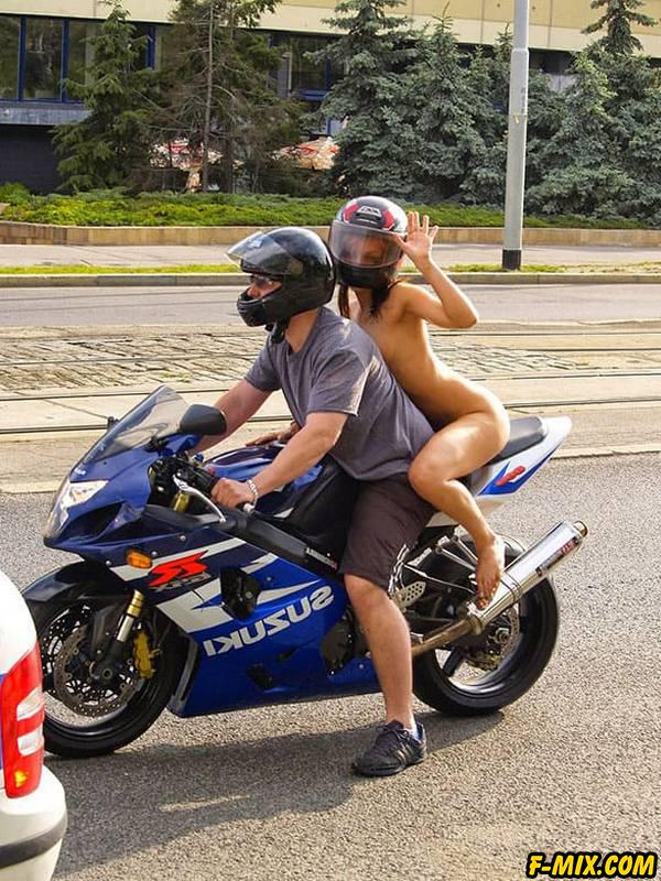 Голая девушка на спортивном мотоцикле... 27