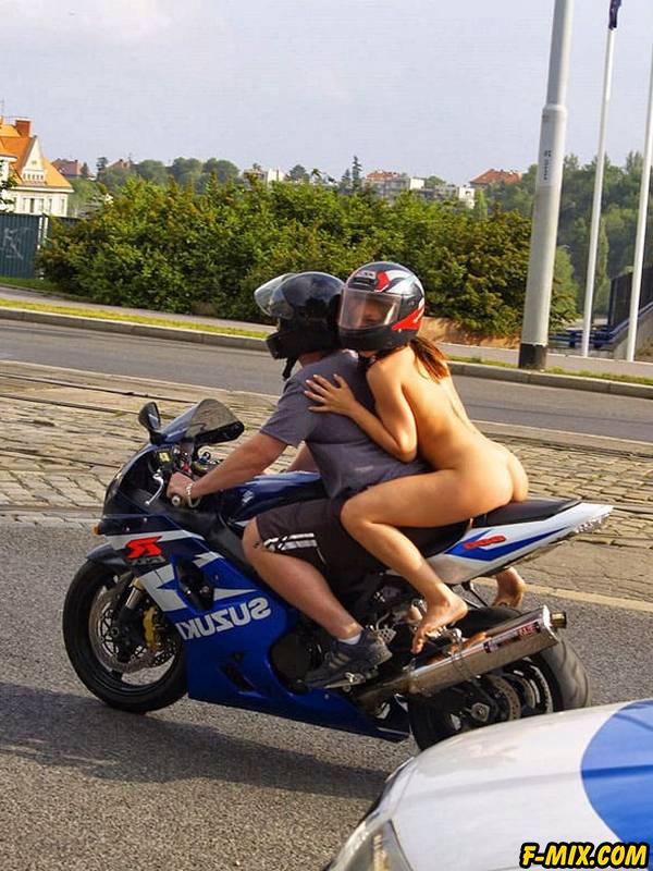 Голая девушка на спортивном мотоцикле... 28