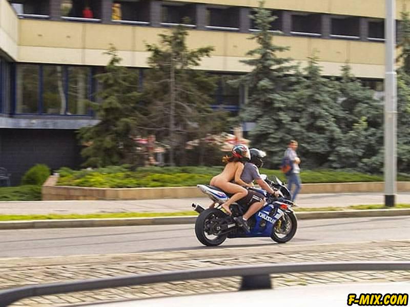 Голая девушка на спортивном мотоцикле... 31