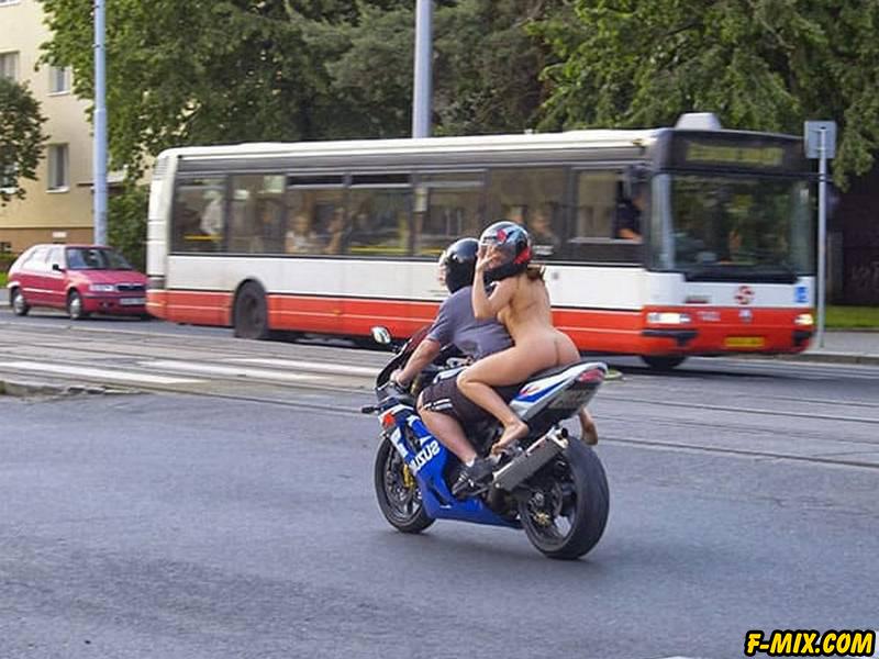 Голая девушка на спортивном мотоцикле... 33