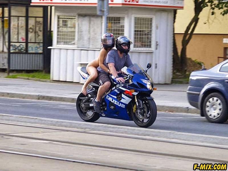 Голая девушка на спортивном мотоцикле... 34