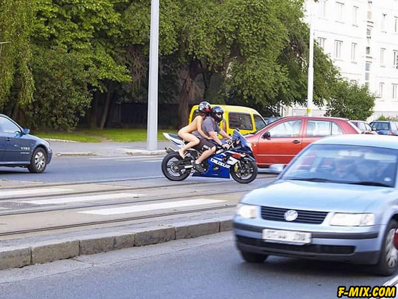 Голая девушка на спортивном мотоцикле... 36