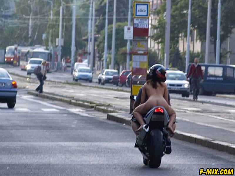 Голая девушка на спортивном мотоцикле... 37