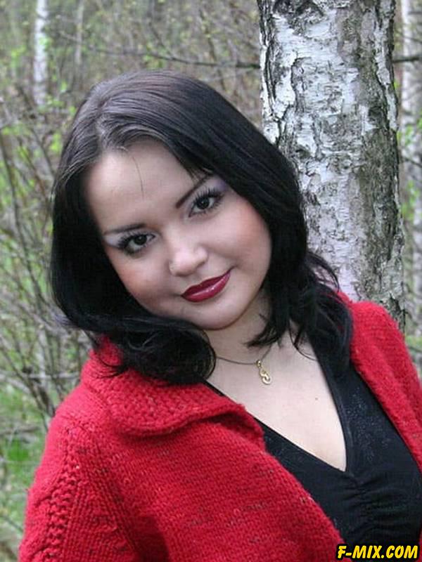 Щекастая девушка показала в лесу свои ... 1