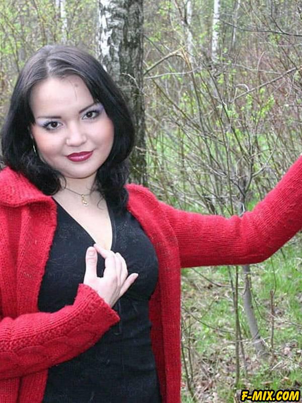 Щекастая девушка показала в лесу свои ... 3