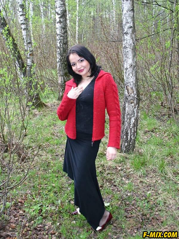 Щекастая девушка показала в лесу свои ... 4